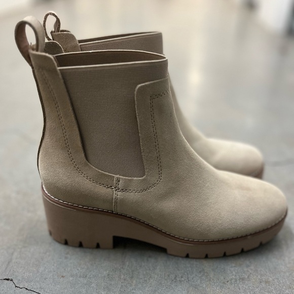 Blondo | Dyme Waterproof Chelsea Boots | Sand Suede | Size 9 - Picture 2 of 11